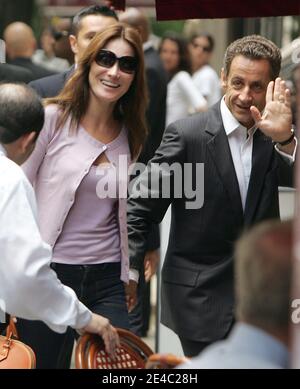 Exclusif. Le président français Nicolas Sarkozy avec son épouse Carla Bruni-Sarkozy arrivant au restaurant français Amaranth à New York, NY, le 24 septembre 2009. Photo de Charles Guerin/ABACAPRESS.COM (photo : Nicolas Sarkozy, Carla Bruni-Sarkozy) Banque D'Images