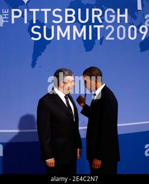 Le président américain Barack Obama (R) salue le Premier ministre britannique Gordon Brown lors du dîner de bienvenue pour les dirigeants du G-20 au Phipps Conservatory de Pittsburgh, Pennsylvanie, États-Unis, le jeudi 24 septembre 2009. Les chefs d'État des principales puissances économiques du monde sont arrivés aujourd'hui à l'occasion du sommet de deux jours du G-20 qui s'est tenu au Centre de congrès David L. Lawrence, dans le but de promouvoir la croissance économique. Photo de Win McNamee/ABACAPRESS.COM Banque D'Images