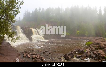 Cascade dans une forêt, Middle Falls, rivière Gooseberry, parc national de Gooseberry Falls, lac supérieur, Minnesota, États-Unis Banque D'Images