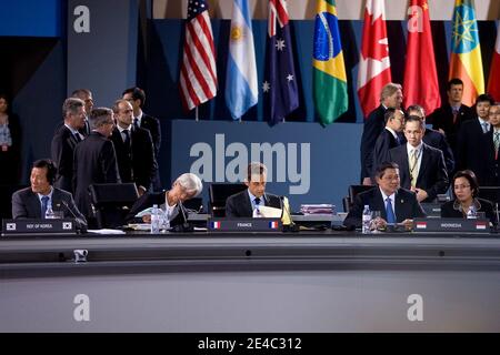 Dirigeants du G-20 (assis de gauche) le ministre des Finances de la Corée du Sud Yoon Jeung Hyun, la ministre des Finances de la France Christine Lagarde et le président Nicolas Sarkozy, Et le président indonésien Susilo Bambang Yudhoyono et le ministre des Finances Sri Mulyani Indrawati, se réunissent lors d'une séance plénière le deuxième jour du sommet du Groupe des 20 à Pittsburgh, PA, Etats-Unis, le 25 septembre 2009. Les dirigeants du G-20 travaillent sur un accord visant à éviter une répétition de la pire crise financière mondiale depuis la Grande Dépression et à assurer une reprise durable. Photo par Andrew Harrer/ABACAPRESS.COM Banque D'Images