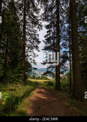 Paysage de Rhön sur le Kreuzberg - la montagne sacrée de la Franconie - Réserve de biosphère de Rhön, Basse-Franconie, Franconie, Bavière, Allemagne Banque D'Images