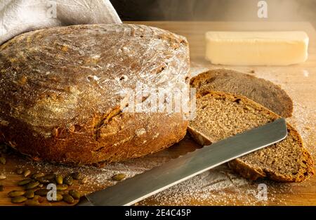 Pain de levain artisanal frais et chaud, levain de blé entier avec graines de potiron et de tournesol Banque D'Images
