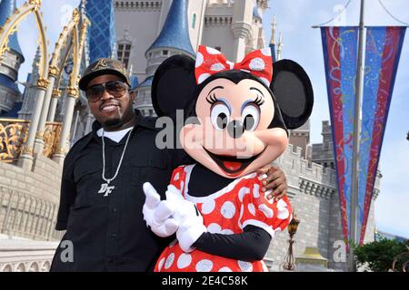 Le 24 juillet 2009, l'artiste de hip-hop Big Boi, la moitié du duo primé aux Grammy OutKast, pose avec Minnie Mouse au Royaume magique de Lake Buena Vista, FL, USA. Big Boi (né Antwan Andre Patton) devrait sortir son premier album solo, intitulé Banque D'Images