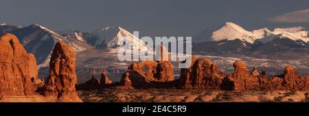 Formations rocheuses avec chaîne de montagne enneigée en arrière-plan, Arche de Turret, montagnes de la Sal, Parc national d'Arches, Utah, États-Unis Banque D'Images