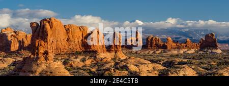 Formations rocheuses avec chaîne de montagnes en arrière-plan, Arche de Turret, montagnes de la Sal, parc national d'Arches, Utah, États-Unis Banque D'Images