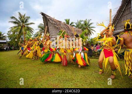 Ce groupe de jeunes danseurs yapois sont dans une tenue traditionnelle et exécutent une cerimonie culturelle sur l'île de Yap, Micronésie.