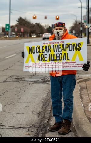 Ferndale, Michigan, États-Unis. 22 janvier 2021. Les militants de la paix se rassemblent dans la banlieue de Detroit pour exiger que les États-Unis signent le Traité sur l'interdiction des armes nucléaires (TPNW). Cinquante et un pays, à l'exclusion des États-Unis ou d'autres États nucléaires, ont ratifié le traité, qui prend effet le 22 janvier 2021. Le traité vise l'élimination totale des armes nucléaires. Elle interdit la production, la possession et l'utilisation d'armes nucléaires. Crédit : Jim West/Alay Live News Banque D'Images