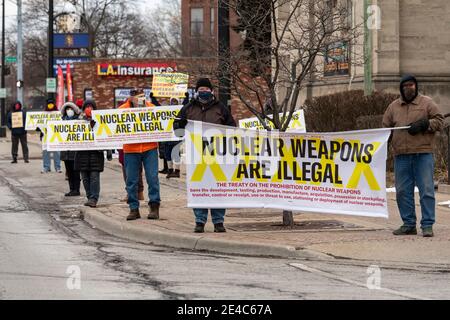 Ferndale, Michigan, États-Unis. 22 janvier 2021. Les militants de la paix se rassemblent dans la banlieue de Detroit pour exiger que les États-Unis signent le Traité sur l'interdiction des armes nucléaires (TPNW). Cinquante et un pays, à l'exclusion des États-Unis ou d'autres États nucléaires, ont ratifié le traité, qui prend effet le 22 janvier 2021. Le traité vise l'élimination totale des armes nucléaires. Elle interdit la production, la possession et l'utilisation d'armes nucléaires. Crédit : Jim West/Alay Live News Banque D'Images