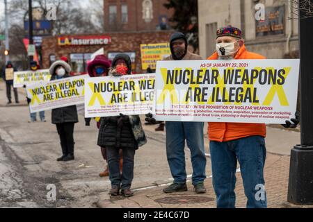 Ferndale, Michigan, États-Unis. 22 janvier 2021. Les militants de la paix se rassemblent dans la banlieue de Detroit pour exiger que les États-Unis signent le Traité sur l'interdiction des armes nucléaires (TPNW). Cinquante et un pays, à l'exclusion des États-Unis ou d'autres États nucléaires, ont ratifié le traité, qui prend effet le 22 janvier 2021. Le traité vise l'élimination totale des armes nucléaires. Elle interdit la production, la possession et l'utilisation d'armes nucléaires. Crédit : Jim West/Alay Live News Banque D'Images