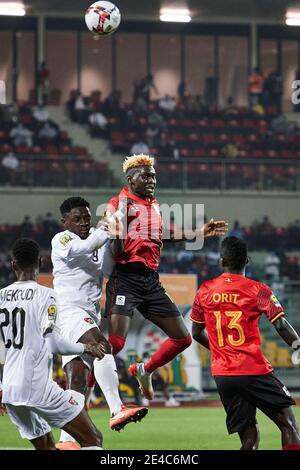 Douala, Cameroun. 22 janvier 2021. Mohamed Shaban (17, Ouganda) et Marouf Tchakei (8, Togo) font un bond en avant pour la croix. Ouganda contre Togo, Groupe C, Tournoi du Championnat des nations africaines de la CAF (CHAN) 2021. Stade de la Réunification, Bepanda. L'Ouganda et le Togo se sont réunis dans la deuxième série de jeux du Groupe C. Credit: XtraTimeSports (Darren McKinstry) / Alamy. Banque D'Images