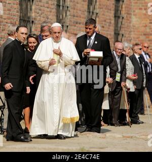 OSWIECIM, POLOGNE - 29 JUILLET 2016 : visite du Saint-Père, le Pape François, sur le site de l'ancien camp de concentration nazi Auschwitz-Birkenau. Banque D'Images