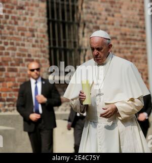 OSWIECIM, POLOGNE - 29 JUILLET 2016 : visite du Saint-Père, le Pape François, sur le site de l'ancien camp de concentration nazi Auschwitz-Birkenau. Banque D'Images