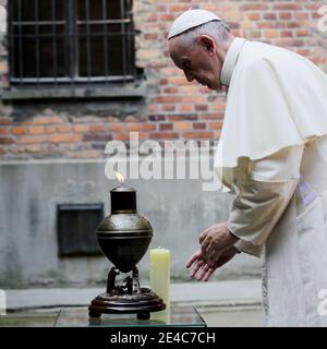 OSWIECIM, POLOGNE - 29 JUILLET 2016 : visite du Saint-Père, le Pape François, sur le site de l'ancien camp de concentration nazi Auschwitz-Birkenau. Banque D'Images