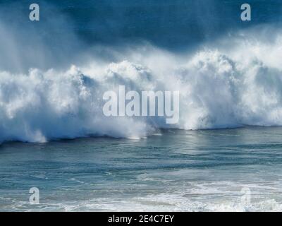 Une force de la nature. Une masse spectaculaire d'eau salée blanche provenant de vagues sauvages qui s'écrasent en été, au centre de la côte nord de Nouvelle-Galles du Sud, en Australie Banque D'Images