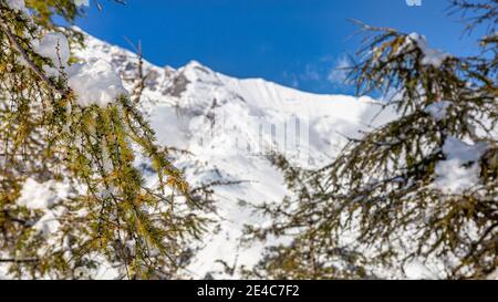 Le Grossglockner-Hochalpenstrassein Autriche un jour ensoleillé après une grande chute de neige Banque D'Images