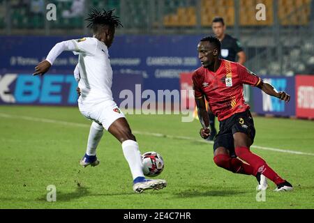 Douala, Cameroun. 22 janvier 2021. Aziz Kayondo (3, Ouganda) tourne à l'intérieur. Ouganda contre Togo, Groupe C, Tournoi du Championnat des nations africaines de la CAF (CHAN) 2021. Stade de la Réunification, Bepanda. L'Ouganda et le Togo se sont réunis dans la deuxième série de jeux du Groupe C. Credit: XtraTimeSports (Darren McKinstry) / Alamy. Banque D'Images