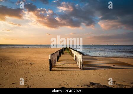 La plage du village hollandais de Breskens lors d'une chaude journée d'été à marée basse. Banque D'Images