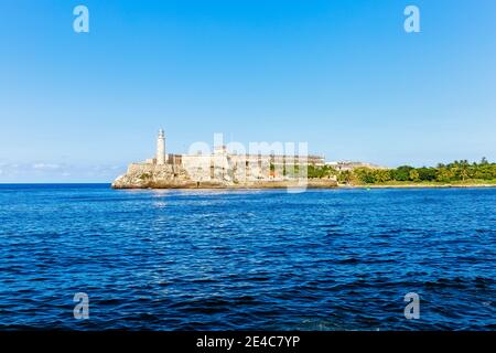 Le phare Faro Castillo del Morro, situé à la Havane, Cuba. Vue du Malecon. Banque D'Images