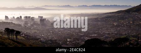 Vue surélevée d'un paysage urbain depuis signal Hill, le Cap, l'ouest de la province du Cap, Afrique du Sud Banque D'Images