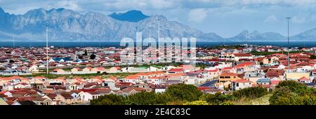 Vue imprenable sur les maisons d'une ville avec une chaîne de montagnes en arrière-plan, Cape Flats, Kogelberg, Cape Town, Western Cape province, Afrique du Sud Banque D'Images