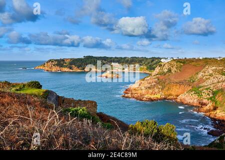 Image de la baie de la Portelet avec la tombe et la plage de Janvrin, Jersey ci. Banque D'Images