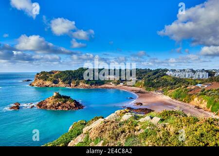 Image de la baie de la Portelet avec la tombe et la plage de Janvrin, Jersey ci. Banque D'Images