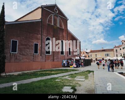 Venise, Italie - 03 septembre 2018: Chiesa di san Martino vescovo bâtiment à Burano et les touristes faisant des visites Banque D'Images