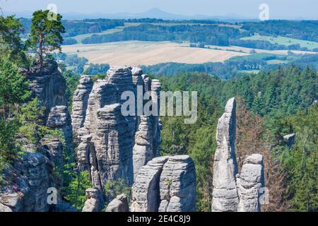 Jicin (Jitschin), Prachov Rocks (Prachovske skaly, Prachauer Felsen), vue de la route circulaire vers Prachau Needle und Cap dans le Paradis de Bohême, Cesky raj, Böhmisches Parades, Kralovehradecky, région de Hradec Kralove, région de Königgrätzer, Tchèque Banque D'Images