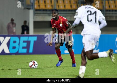 Douala, Cameroun. 22 janvier 2021. Denis Iguma (12, Ouganda) recherche la croix. Ouganda contre Togo, Groupe C, Tournoi du Championnat des nations africaines de la CAF (CHAN) 2021. Stade de la Réunification, Bepanda. L'Ouganda et le Togo se sont réunis dans la deuxième série de jeux du Groupe C. Credit: XtraTimeSports (Darren McKinstry) / Alamy. Banque D'Images