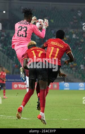 Douala, Cameroun. 22 janvier 2021. Abdoul-Moubarak Aigba (23, Togo) récolte le ballon d'une croix au-dessus de Mohamed Shaban (17, Ouganda) et Vianne Ssekajjugo (11, Ouganda). Ouganda contre Togo, Groupe C, Tournoi du Championnat des nations africaines de la CAF (CHAN) 2021. Stade de la Réunification, Bepanda. L'Ouganda et le Togo se sont réunis dans la deuxième série de jeux du Groupe C. Credit: XtraTimeSports (Darren McKinstry) / Alamy. Banque D'Images