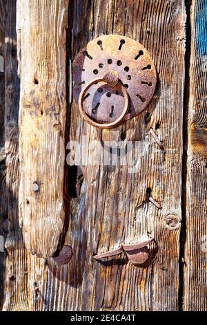 Ancienne porte en bois avec éléments métalliques dans les villages de Monodendri, Zagori, Pindus Mountains, Epirus, Grèce du Nord Banque D'Images