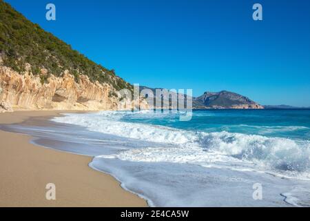 Italie, Sardaigne. La plage et la baie de Cala Luna n'est pas loin de la ville de Cala Gonone sur la côte du milieu est de l'île méditerranéenne italienne dans la réserve naturelle Parco del Golfo di Orosei e del Gennargentu. Banque D'Images