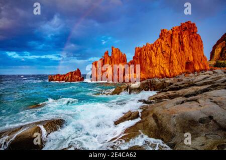 Italie, Sardaigne, Rocce Rosse von Arbatax est un groupe de roches de sommets de porphyre rouge-sang, les roches rouges dites, qui dépassent de la mer. Ces rochers, pris pendant une tempête, sont parmi les attractions de l'île. Banque D'Images