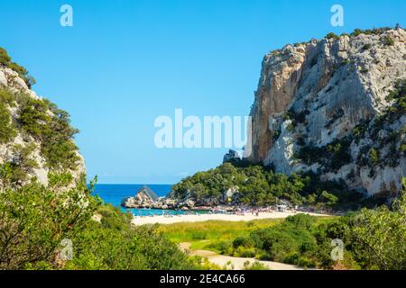 Italie, Sardaigne. La plage et la baie de Cala Luna n'est pas loin de la ville de Cala Gonone sur la côte du milieu est de l'île méditerranéenne italienne dans la réserve naturelle Parco del Golfo di Orosei e del Gennargentu. Banque D'Images