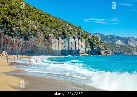 Italie, Sardaigne. La plage et la baie de Cala Luna n'est pas loin de la ville de Cala Gonone sur la côte du milieu est de l'île méditerranéenne italienne dans la réserve naturelle Parco del Golfo di Orosei e del Gennargentu. Banque D'Images