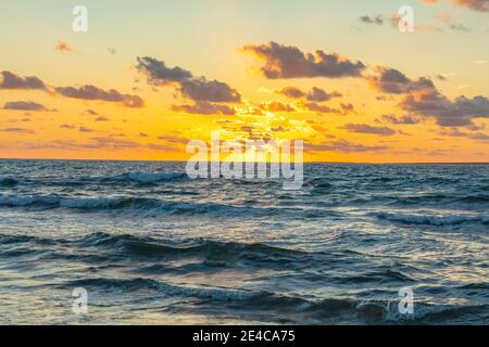 Italie, Sardaigne. Coucher de soleil sur la plage de mari Ermi sur la côte centrale ouest de l'île méditerranéenne. Mari Ermi appartient à la province d'Oristano. Banque D'Images