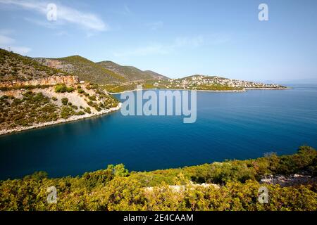 Vue de la route panoramique sur les baies de la mer à Agios Dimitrios, un nouveau développement d'appartements de vacances et d'hôtels sur le Péloponnèse, Arcadia, Grèce Banque D'Images