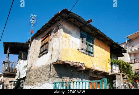 Ancienne maison en ruine avec balcon dans le village de montagne de Nea Epidauros, Argolida, Grèce Banque D'Images