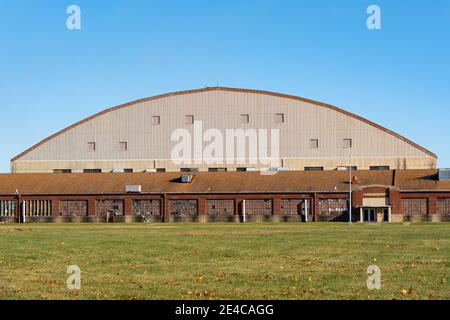 Ancien cintre d'avion abandonné dans l'Illinois rural. Banque D'Images