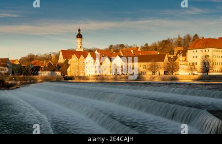 Vue sur la Lechwehr et la vieille ville historique de Landsberg am Lech, haute-Bavière, Bavière, Allemagne Banque D'Images