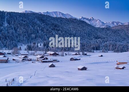 Fermes enneigées contre le groupe Zugspitze, hameau Gerold près de Klais, haute-Bavière, Bavière, Allemagne Banque D'Images