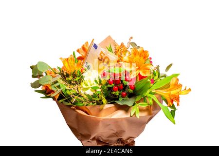 Bouquet de fleurs roses rouges avec des billets européens de cinquante euros sur un arrière-plan blanc isolé Banque D'Images