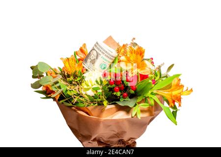 Bouquet de fleurs roses rouges avec amrican US dollars billets sur un arrière-plan blanc isolé Banque D'Images