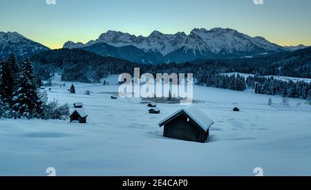 Geroldsee près de Klais en hiver contre les montagnes Karwendel dans la matinée, Bavière, Allemagne Banque D'Images