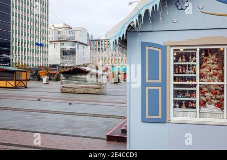 Essen, région de la Ruhr, Rhénanie-du-Nord-Westphalie, Allemagne - Essen centre-ville en temps de crise de la corona pendant la deuxième partie de l'enfermement, le marché traditionnel de Noël reste fermé dans l'année de la corona, il n'y a que quelques stands ici sur Kennedyplatz. Banque D'Images