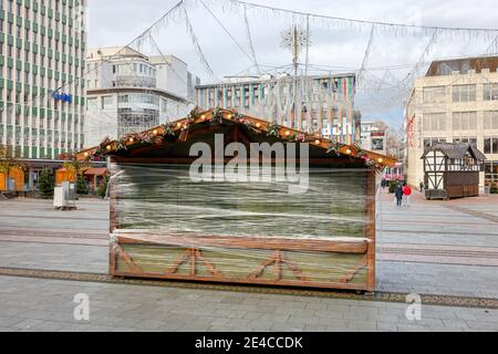 Essen, région de la Ruhr, Rhénanie-du-Nord-Westphalie, Allemagne - Essen centre-ville en temps de crise de la corona pendant la deuxième partie de l'enfermement, le marché traditionnel de Noël reste fermé dans l'année de la corona, il n'y a que quelques stands ici sur Kennedyplatz. Banque D'Images