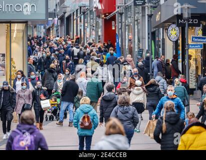 Essen, région de la Ruhr, Rhénanie-du-Nord-Westphalie, Allemagne - centre-ville d'Essen en période de crise de la couronne à l'approche de Noël pendant la deuxième partie de l'enfermement, les passants avec et sans masques protecteurs marchent dans la zone piétonne de Limbecker Strasse, au centre commercial de Limbecker Platz. Banque D'Images