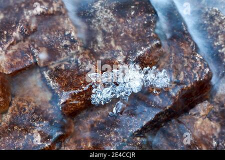 Italie, Vénétie, Belluno, Agordino, Dolomites, formations de glace sur la rive du fleuve en hiver Banque D'Images