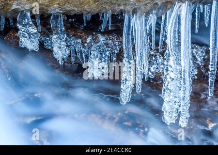 Italie, Vénétie, Belluno, Agordino, Dolomites, formations de glace sur la rive du fleuve en hiver Banque D'Images