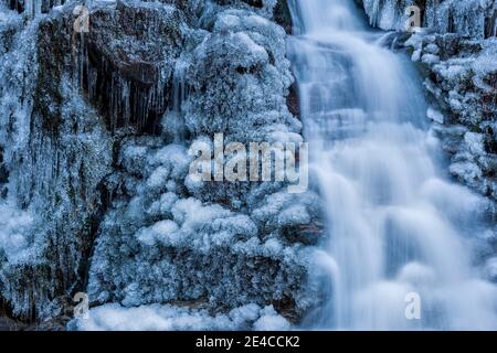 Italie, Vénétie, Belluno, Agordino, Dolomites, formations de glace sur la rive du fleuve en hiver Banque D'Images